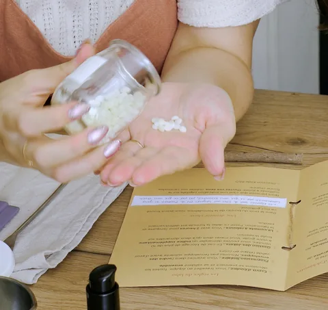 Des paillettes de cire versées dans une paume