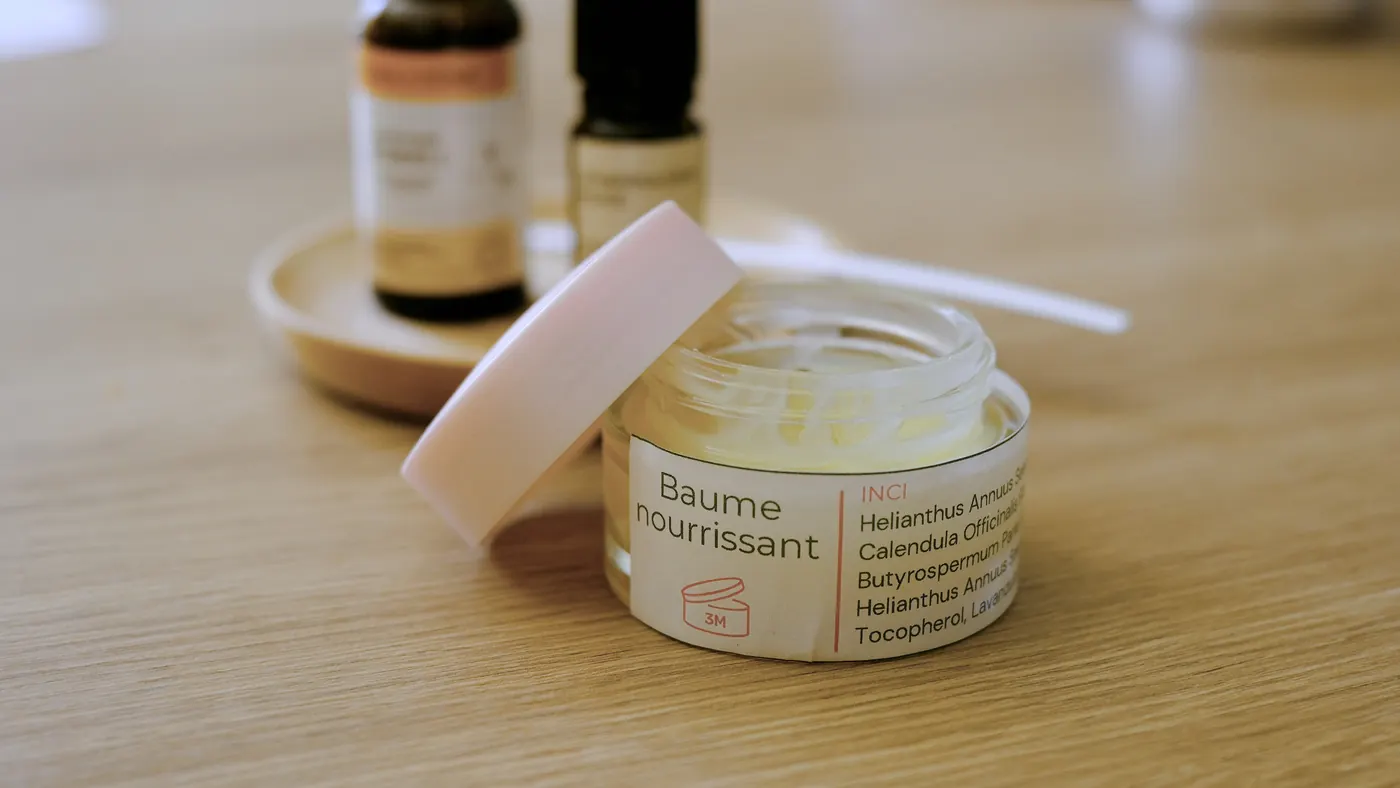 Un baume ouvert, surface lisse et satinée