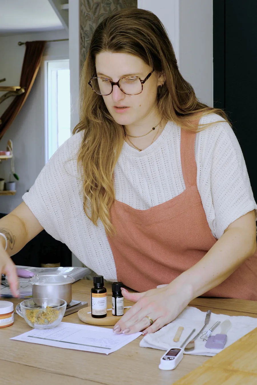 Anaëlle, fondatrice de KILDE, à son poste de travail, préparant une formule