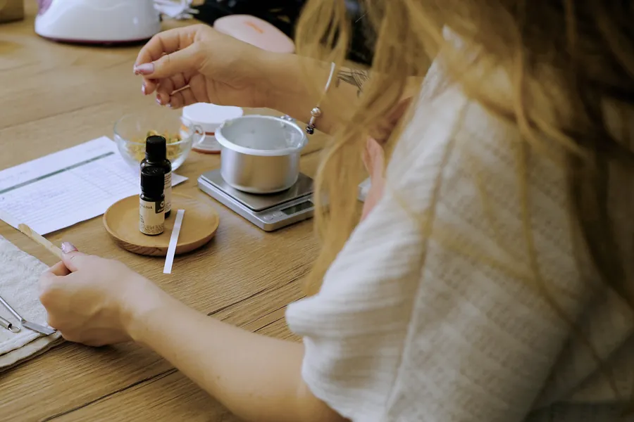 Une participante découvre les matières autour de la table d’atelier