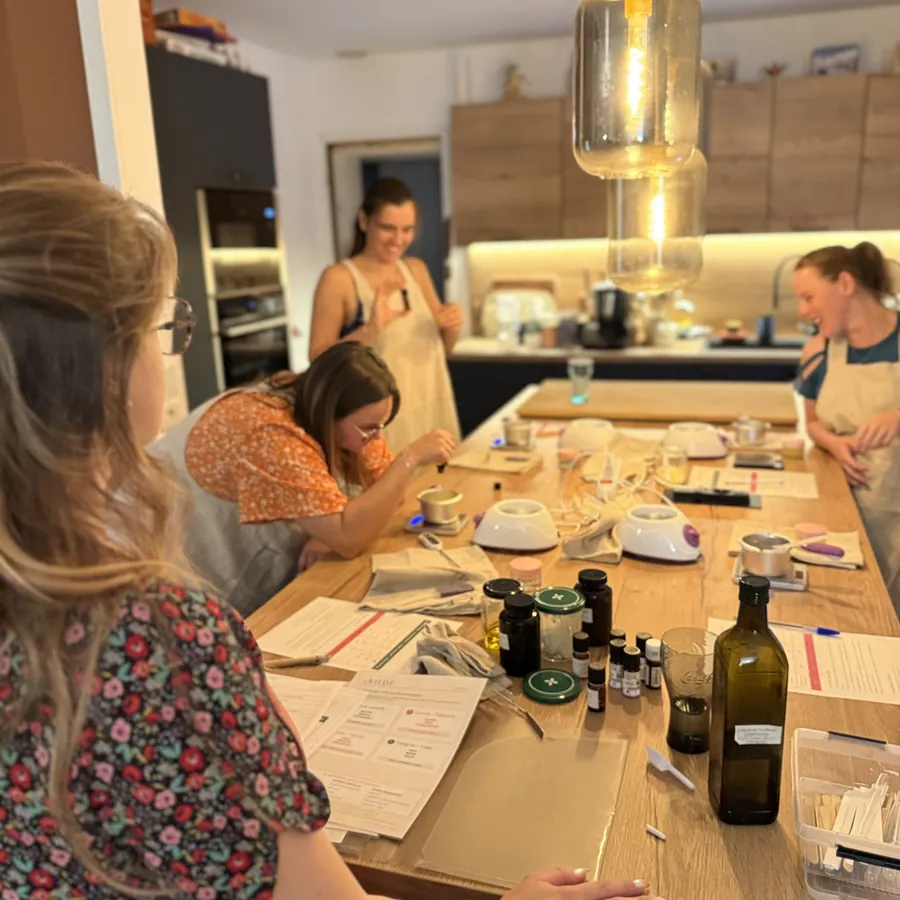 Un atelier KILDE en petit groupe autour de la grande table